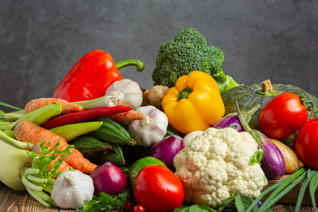 Variedade de legumes e vegetais ricos em carboidratos complexos.