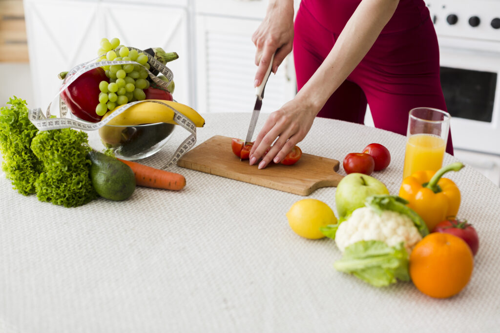 Preparando vegetais frescos para uma dieta vegana com foco em perda de peso.