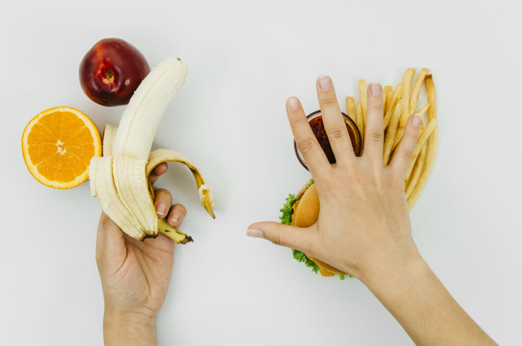 Escolha entre alimentos saudáveis e fast food para evitar compulsão alimentar