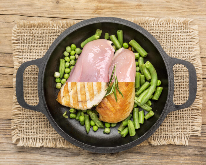 Filé de frango grelhado em uma frigideira com legumes verdes