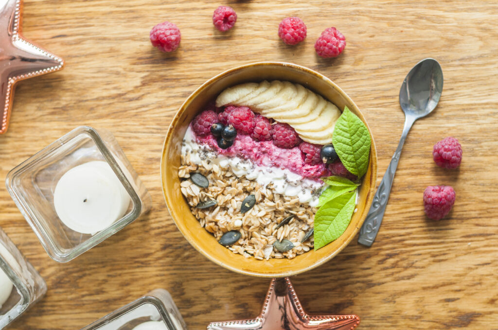 Iogurte grego com frutas e granola, ideal para café da manhã saudável.