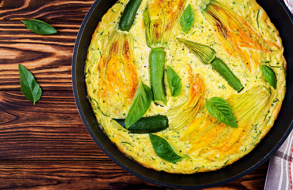 Omelete de claras com espinafre, uma opção fit e proteica.