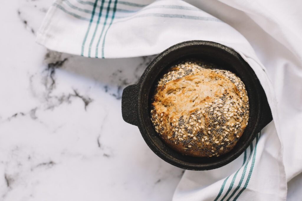 Pão de aveia de caneca, rápido e prático para café da manhã fit.