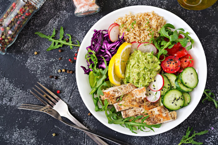 Prato saudável com quinoa, frango grelhado, guacamole e salada fresca