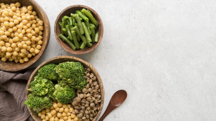 Prato com grão-de-bico, lentilhas, brócolis e vagem como fontes de proteínas vegetais.