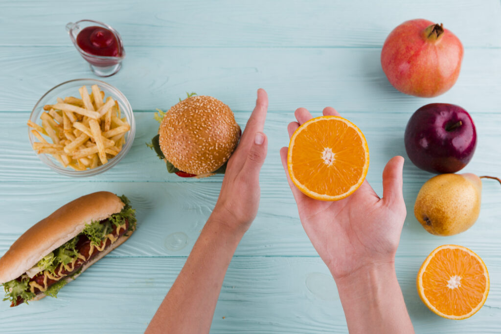 Comparação entre alimentos ultraprocessados e naturais, destacando escolhas saudáveis.