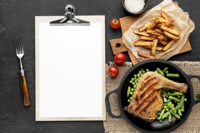 Cardápio sazonal com frango grelhado, legumes, batatas fritas e espaço para anotações.