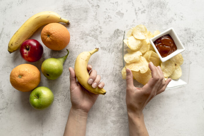 Escolhas alimentares saudáveis comparadas a alimentos ultraprocessados, destacando frutas frescas e batatas fritas.